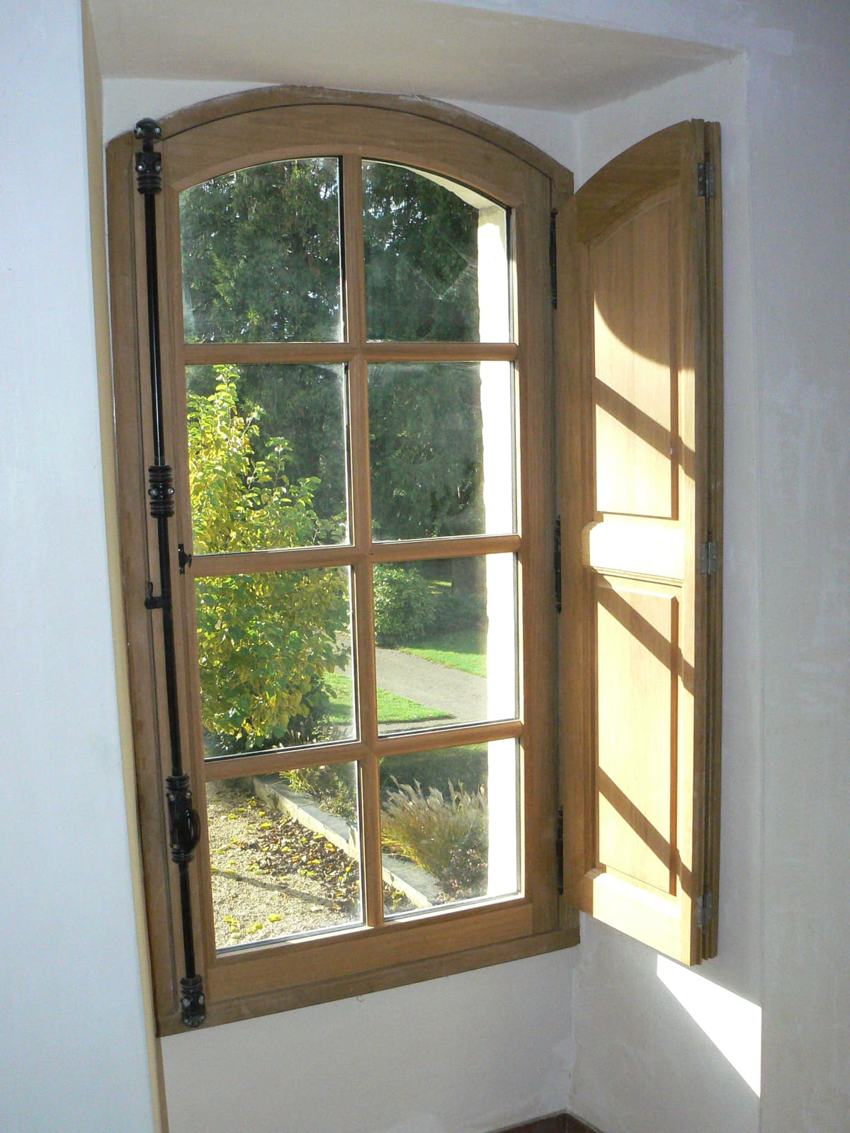 fenêtre à l'ancienne avec volet intérieur